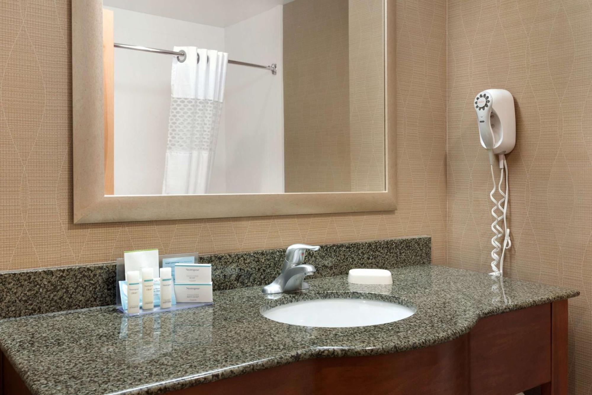 Hampton & Birmingham Airport Area Hotel 3*