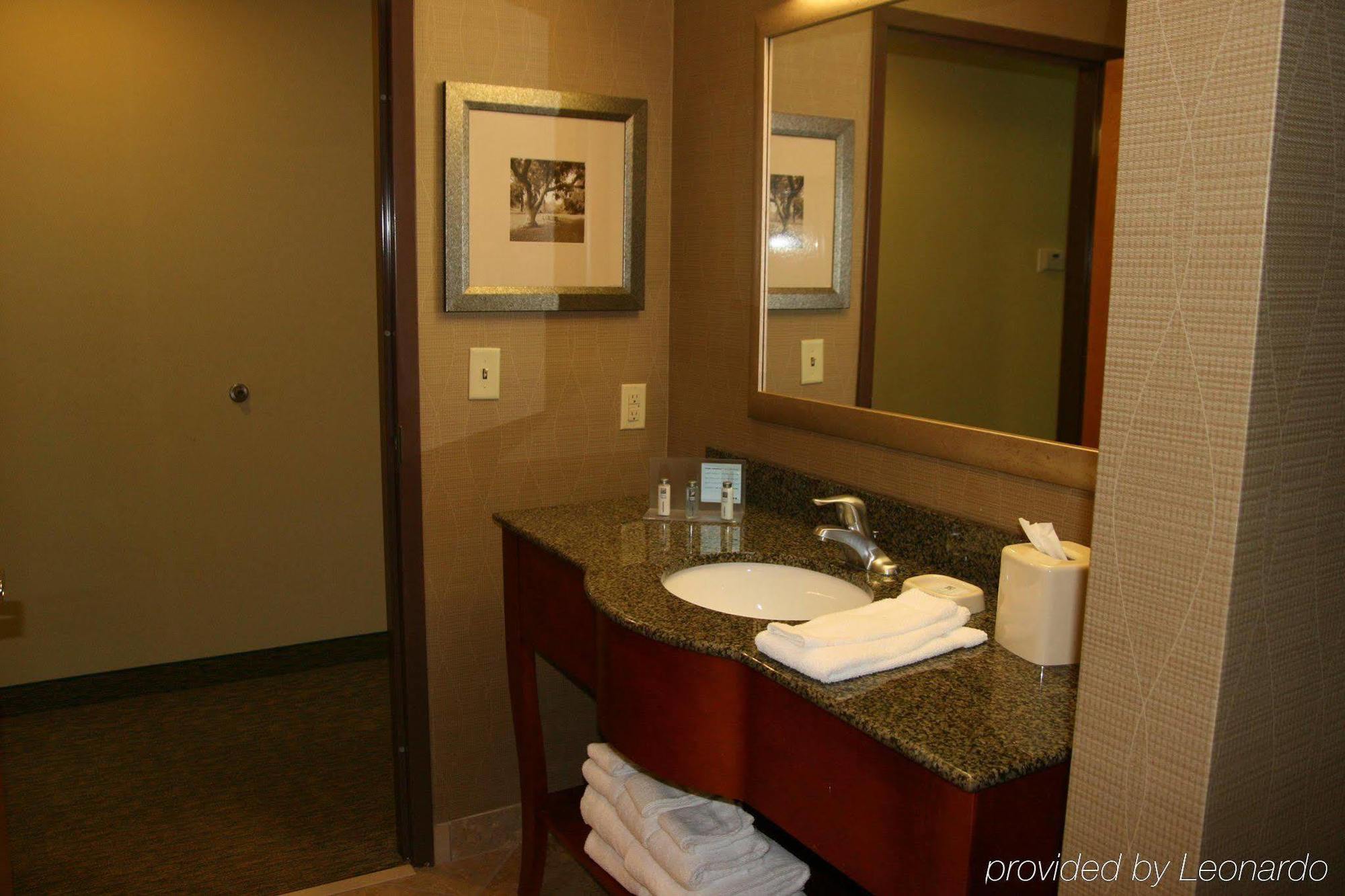 Hampton & Birmingham Airport Area 3*